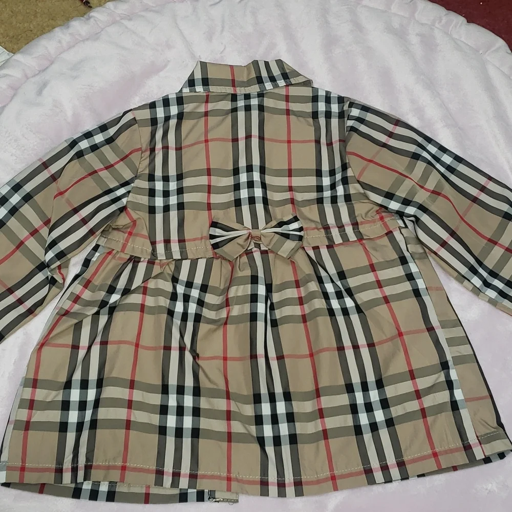 Beautiful jacket with similar burberry pattern - Picture 3 of 9